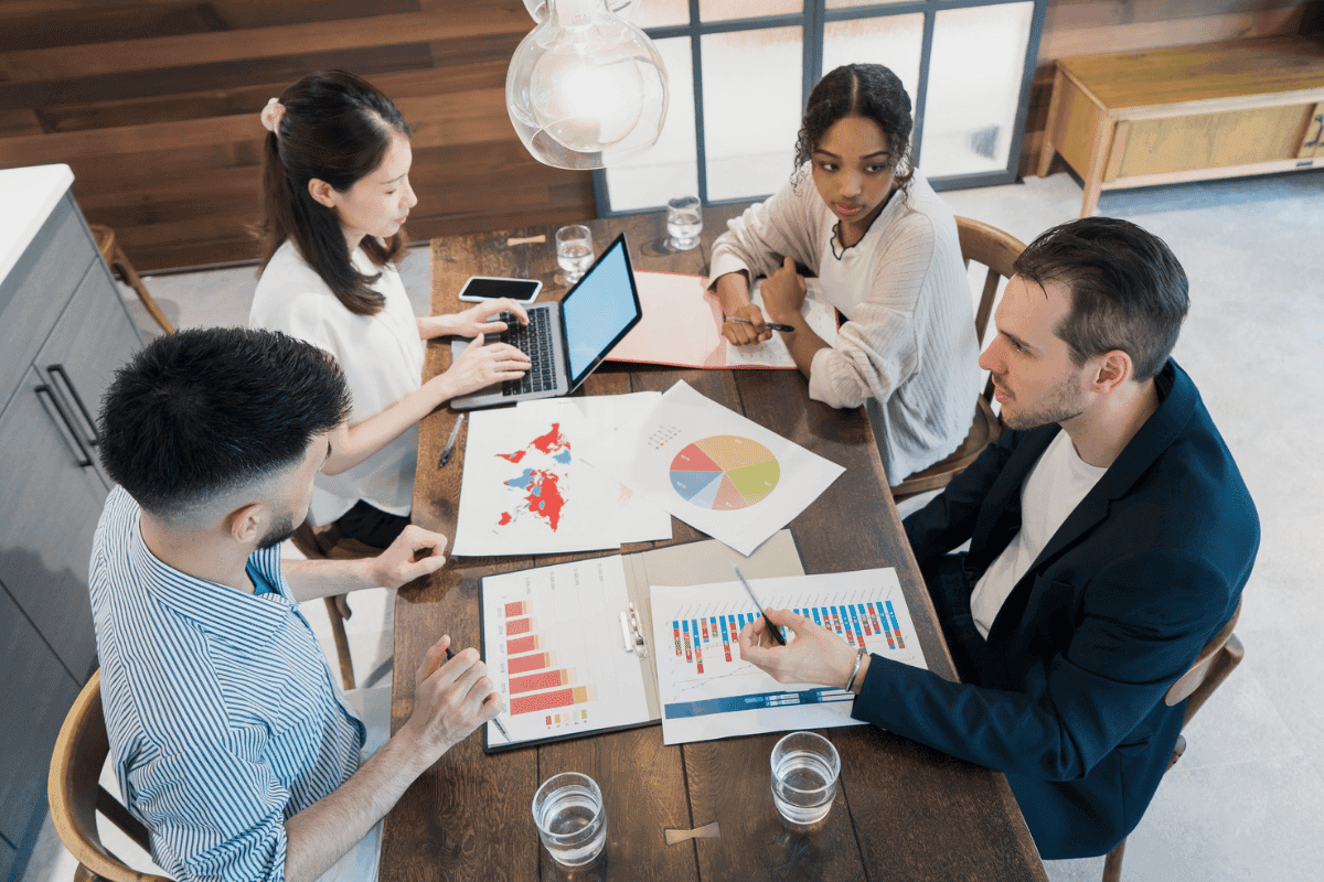 No mundo dos negócios, a comunicação é o elo que conecta empresas e clientes. 